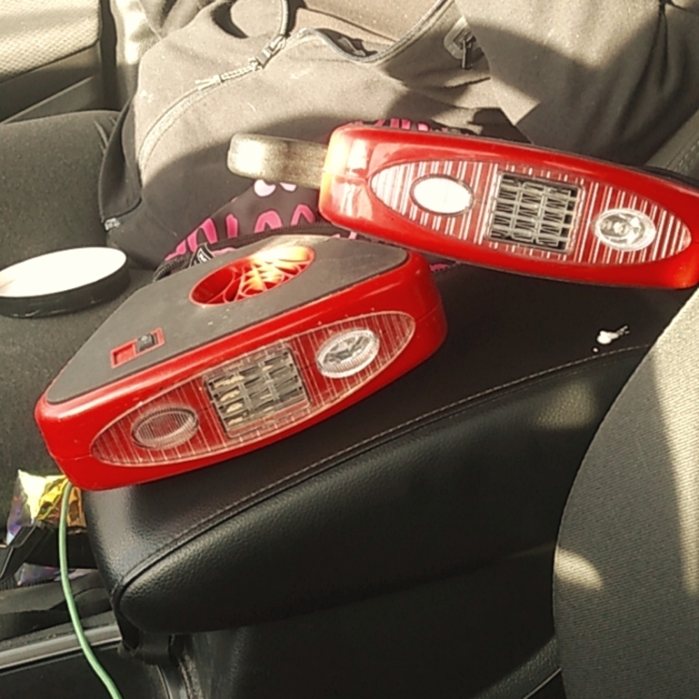 Small heaters/fan plugs in cig outlet in car